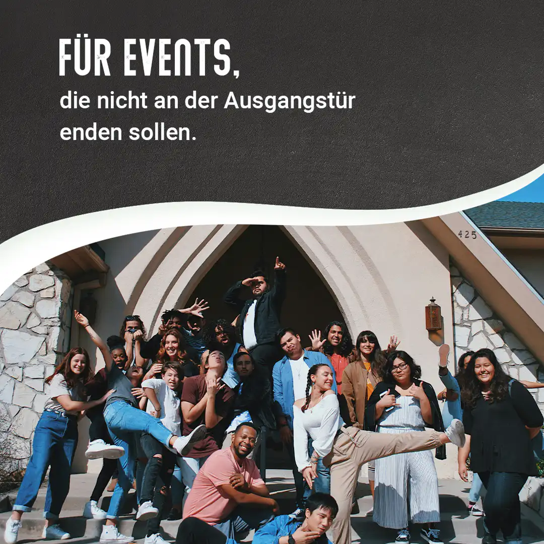 Vielfältige Gruppe von Menschen vor einer Kirche bei einem Event in Deutschland.