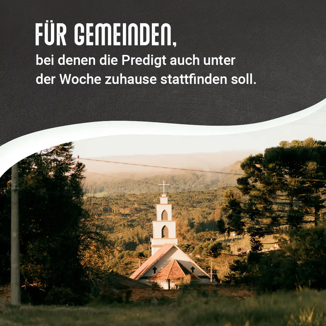 Landschaft mit Kirche und Bäumen, ideal für Gemeinde- und Gottesdienstthemen.