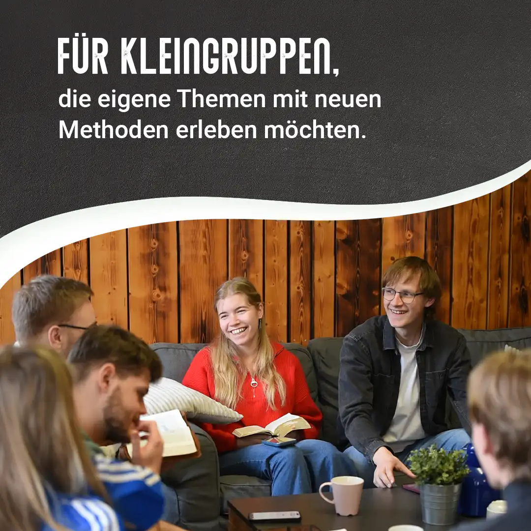 Junge Menschen in einer kleinen Gruppe beim gemeinsamen Lernen und Austausch.